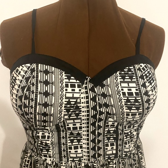 🖤🤍JOLIE🖤🤍Black and white pattern sleeveless pattern dress. Size 10.Like new. - Picture 4 of 15